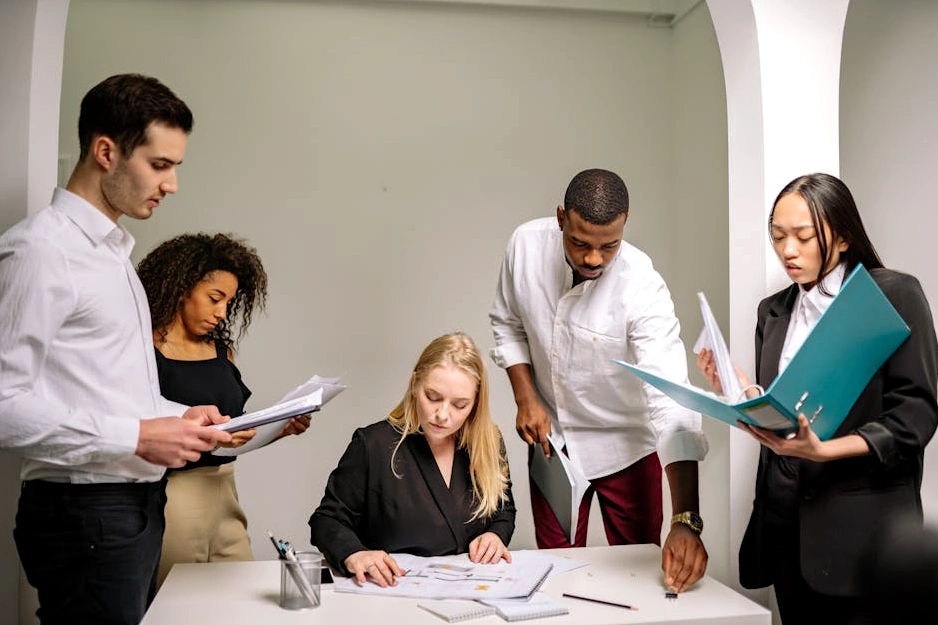 Zespół ekspertów HR podczas spotkania strategicznego w nowoczesnym biurze.